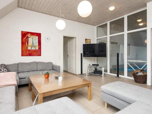 Televisyen dan/atau pusat hiburan di Luxury Pool House near Sea - By Traum Ferienwohnungen