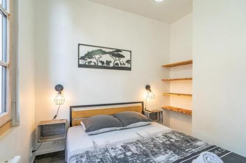 Una cama o camas en una habitación de Le Cocon Coloré