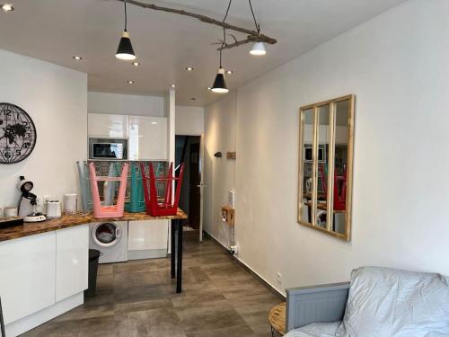 une cuisine et un salon avec laveuse et sécheuse dans l'établissement Le Cocon Coloré, à Carcassonne