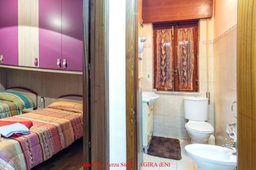 bagno con servizi igienici, lavandino e letto di Casa Albergo La Terza Stella ad Agira