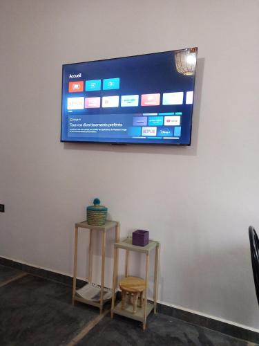 TV a/nebo společenská místnost v ubytování فيلا عمران