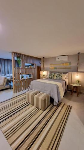 een grote slaapkamer met een groot bed en een tapijt bij sol flat cabo branco 50 metros do mar in João Pessoa