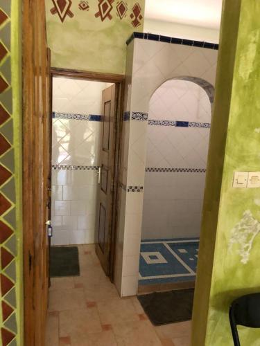 a hallway of a bathroom with a door in a room at Chez Souleyman et Halimatou in Mbour