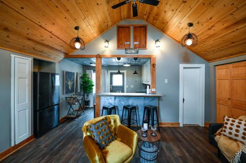 cocina y sala de estar con techos de madera y bar en Charming Benson Home - Sleeps 5 Hot Tub!, en Omaha