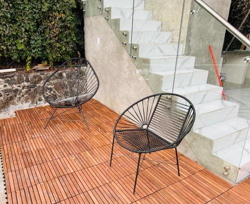 two chairs sitting next to a set of stairs at Chalet Deportivo Oaxtepec in Oaxtepec