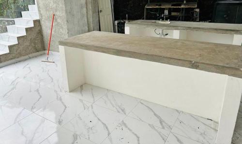 Una cocina con encimera de mármol blanco y escaleras. en Chalet Deportivo Oaxtepec, en Oaxtepec