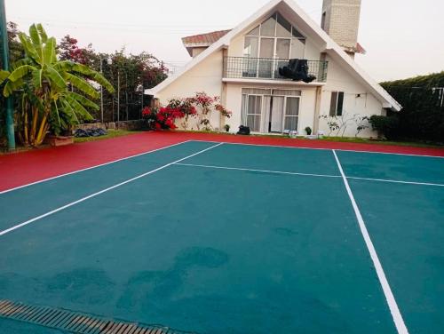 a tennis court in front of a house at Chalet Deportivo Oaxtepec in Oaxtepec