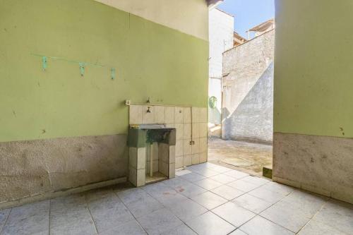 an empty room with a green wall and a counter at Chácara dos Sonhos em Mairiporã in Mairiporã