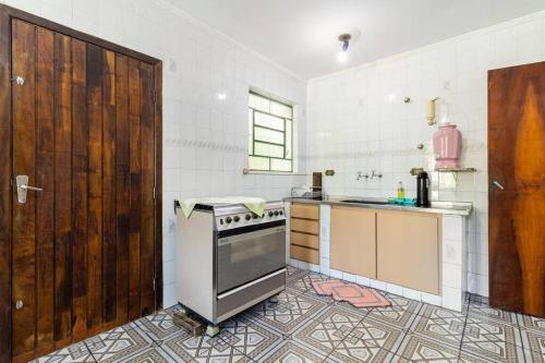 a kitchen with a sink and a stove top oven at Chácara dos Sonhos em Mairiporã in Mairiporã