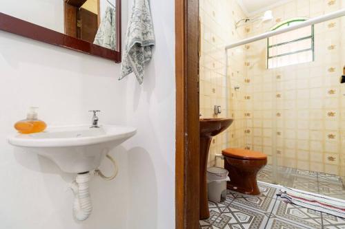 a bathroom with a sink and a toilet at Chácara dos Sonhos em Mairiporã in Mairiporã