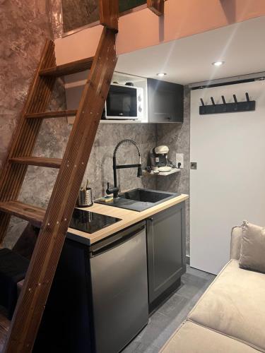 une cuisine avec une échelle menant à une cuisine avec un évier dans l'établissement Beau-voisin 2, à Rouen