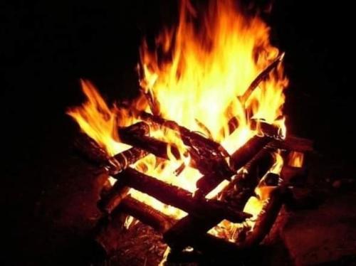 a fire pit with a cross on top of it at Chácara dos Sonhos em Mairiporã in Mairiporã