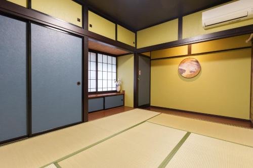 an empty room with a door and a window at Habitacion Cottage Jin in Azagawa
