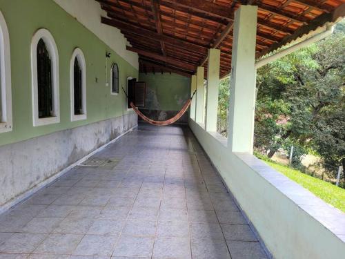 an empty porch of a building with a wooden roof at Chácara dos Sonhos em Mairiporã in Mairiporã