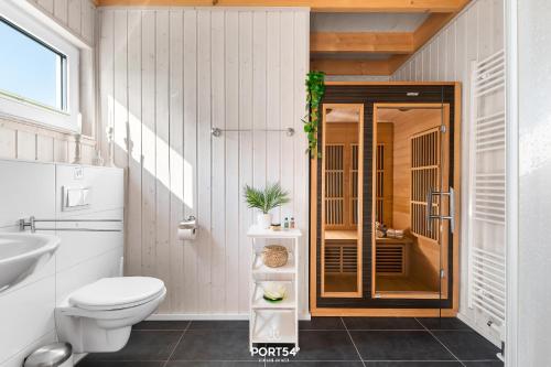 een badkamer met toilet en wastafel bij Ferienhaus Krabbenkaddy Olpenitz in Kappeln