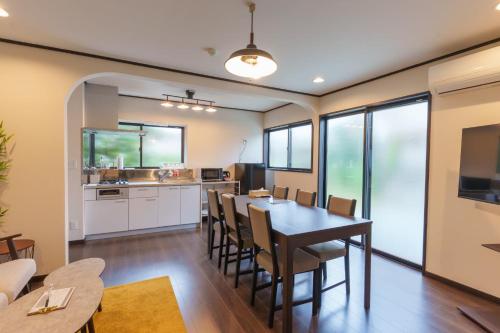 a kitchen and dining room with a table and chairs at Habitacion Cottage Jin in Azagawa