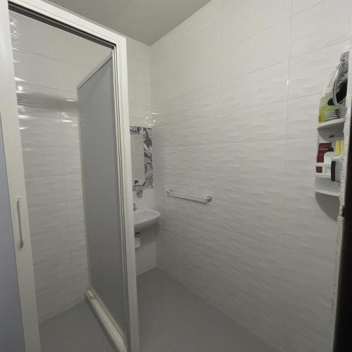 Ένα μπάνιο στο Chambre d'hôte dans un appartement