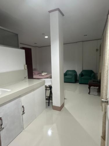 Zimmer mit Küche und Wohnzimmer in der Unterkunft En Pensionne Pension House in Iloilo City