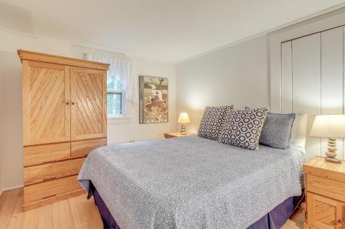 Letto o letti in una camera di Idyllic Lakefront Cottage Near Mount Sunapee
