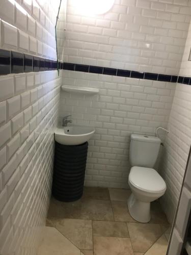 une salle de bain blanche avec des toilettes et un lavabo dans l'établissement Jean, à Valence