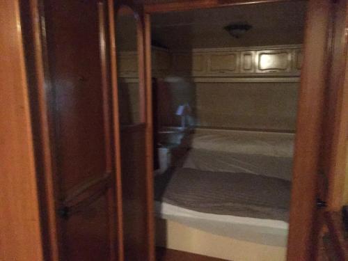 une porte en verre d'une chambre avec un lit dans l'établissement Jean, à Valence