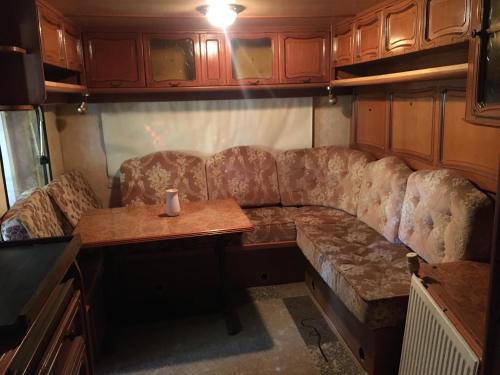 un salon avec un canapé et une table dans l'établissement Jean, à Valence