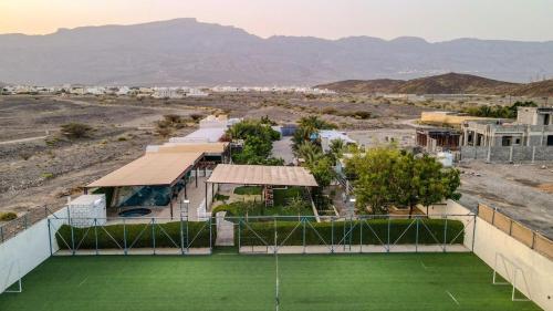 - une vue aérienne sur un court de tennis dans le désert dans l'établissement استراحة الأسطورة, à Al Hamra