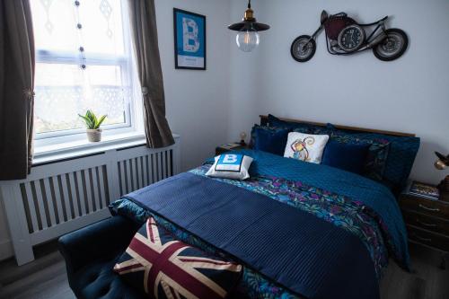 Postel nebo postele na pokoji v ubytování Luxury ApArt Gallery Apartment 1 Near River & Free Parking