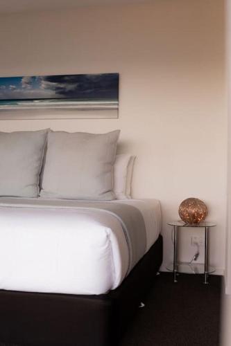 Una cama o camas en una habitación de Tranquility Bay of Fires
