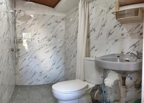 ein Badezimmer mit Toilette und Waschbecken in der Unterkunft Keyani Bungalows Lovina in Lovina