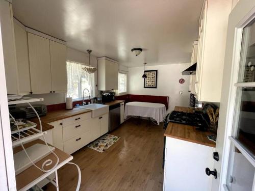 Η κουζίνα ή μικρή κουζίνα στο Cabin in the Oaks! Private spa! Outdoor Shower