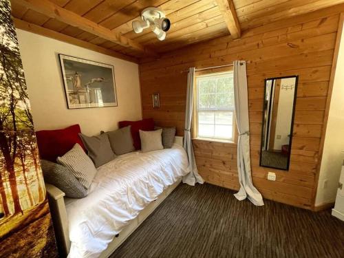 Ένα ή περισσότερα κρεβάτια σε δωμάτιο στο Cabin in the Oaks! Private spa! Outdoor Shower