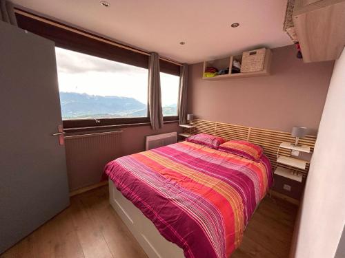 une petite chambre avec un lit et une fenêtre dans l'établissement Appartement rénové, 2 chambres, au pied des pistes, près des commerces et centre aquatique - FR-1-771-56, à Les Adrets