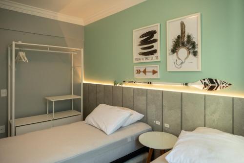 ボンビーニャスにあるEco Village Parkのベッド2台とテーブルがある小さな部屋