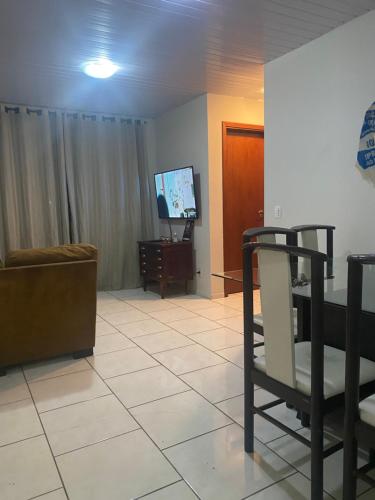 TV a/nebo společenská místnost v ubytování Apartamento familiar próximo ao centro