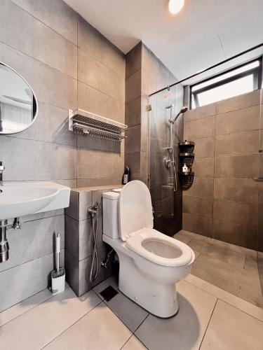 un bagno con un water e un lavandino di K-Avenue by FFix-Stay a Donggongon