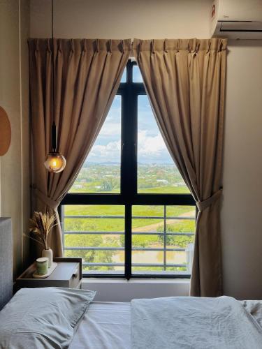 una camera da letto con una grande finestra con vista di K-Avenue by FFix-Stay a Donggongon