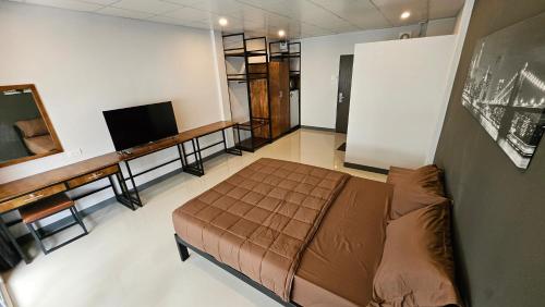 a bedroom with a bed and a flat screen tv at Smile Home โรงแรม ห้องพัก รายวัน รายเดือน in Ban Zong Katiam