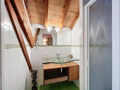 a bathroom with a sink and a mirror at Chalet Savage 170m² près des pistes, Wi-Fi, parking, matériel bébé - FR-1-267-299 in Villarembert