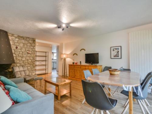 Photo de la galerie de l'établissement Morzine: Appartement pour 8 avec parking et WIFI près du centre - FR-1-684-66, à Morzine