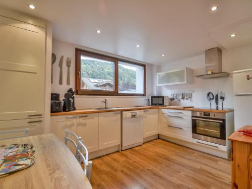 Photo de la galerie de l'établissement Morzine: Appartement pour 8 avec parking et WIFI près du centre - FR-1-684-66, à Morzine