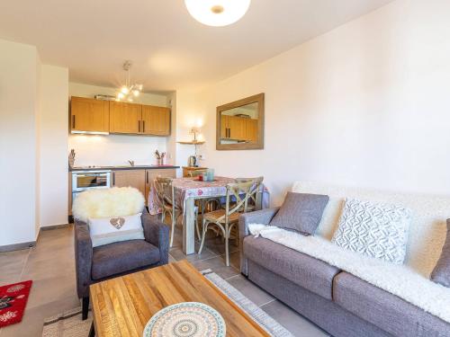 un salon avec un canapé et une table dans l'établissement Confort au cœur de La Plagne, balcon, cuisine équipée, garage - FR-1-351-234, à La Plagne Tarentaise