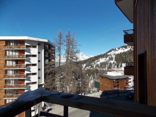 d'un balcon offrant une vue sur une montagne enneigée. dans l'établissement Confort au cœur de La Plagne, balcon, cuisine équipée, garage - FR-1-351-234, à La Plagne Tarentaise
