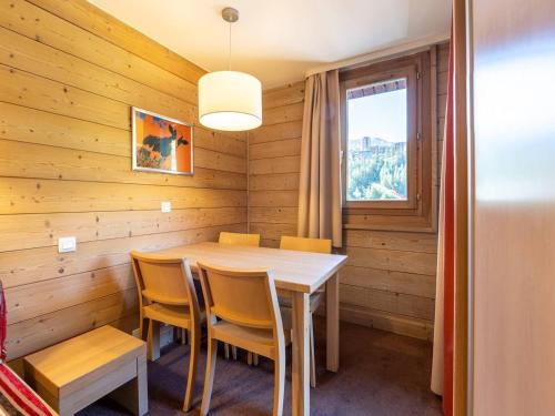 une salle à manger avec une table et des chaises et une fenêtre dans l'établissement Studio ensoleillé à La Plagne avec balcon et parking - FR-1-351-249, à La Plagne Tarentaise
