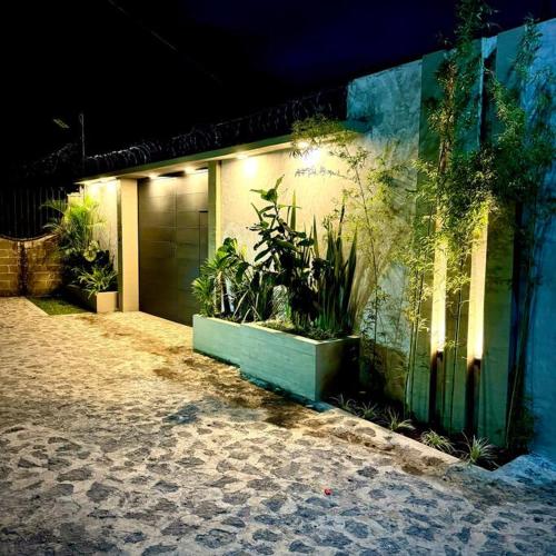 a building with plants on the side of it at Casa Ohana Morelos in Tlayacapan