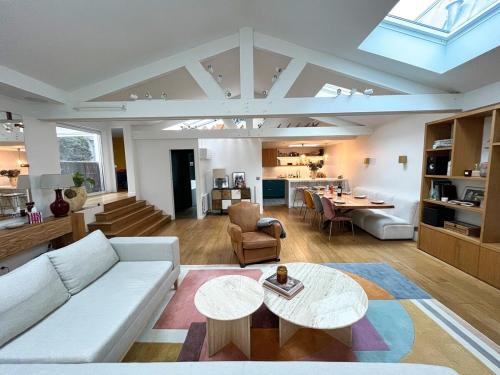 un salon avec un canapé et une table dans l'établissement Luxueux 3 chambres | Hammam | cœur du Marais, à Paris