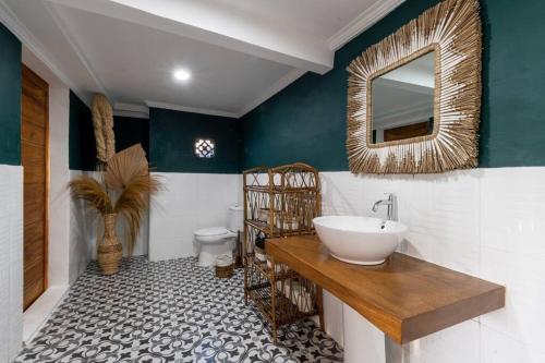 Ένα μπάνιο στο Family Paradise Villa, Shared Pool, Jungle & Rice Field Views