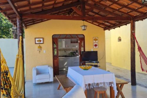 a living room with a table and a kitchen at Espaço Bem Bom in Andaraí