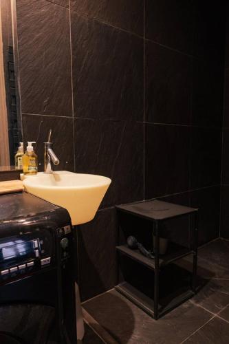 une salle de bain avec un lavabo et un miroir dans l'établissement Studio confortable et moderne au cœur de Paris, à Paris