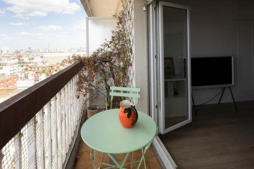 un pingouin jouet assis sur une table sur un balcon dans l'établissement Appartement Élégant à Montmartre, à Paris
